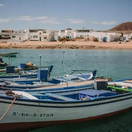 Paz En El Mar Botel *