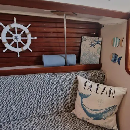 Botel Paz En El Mar
